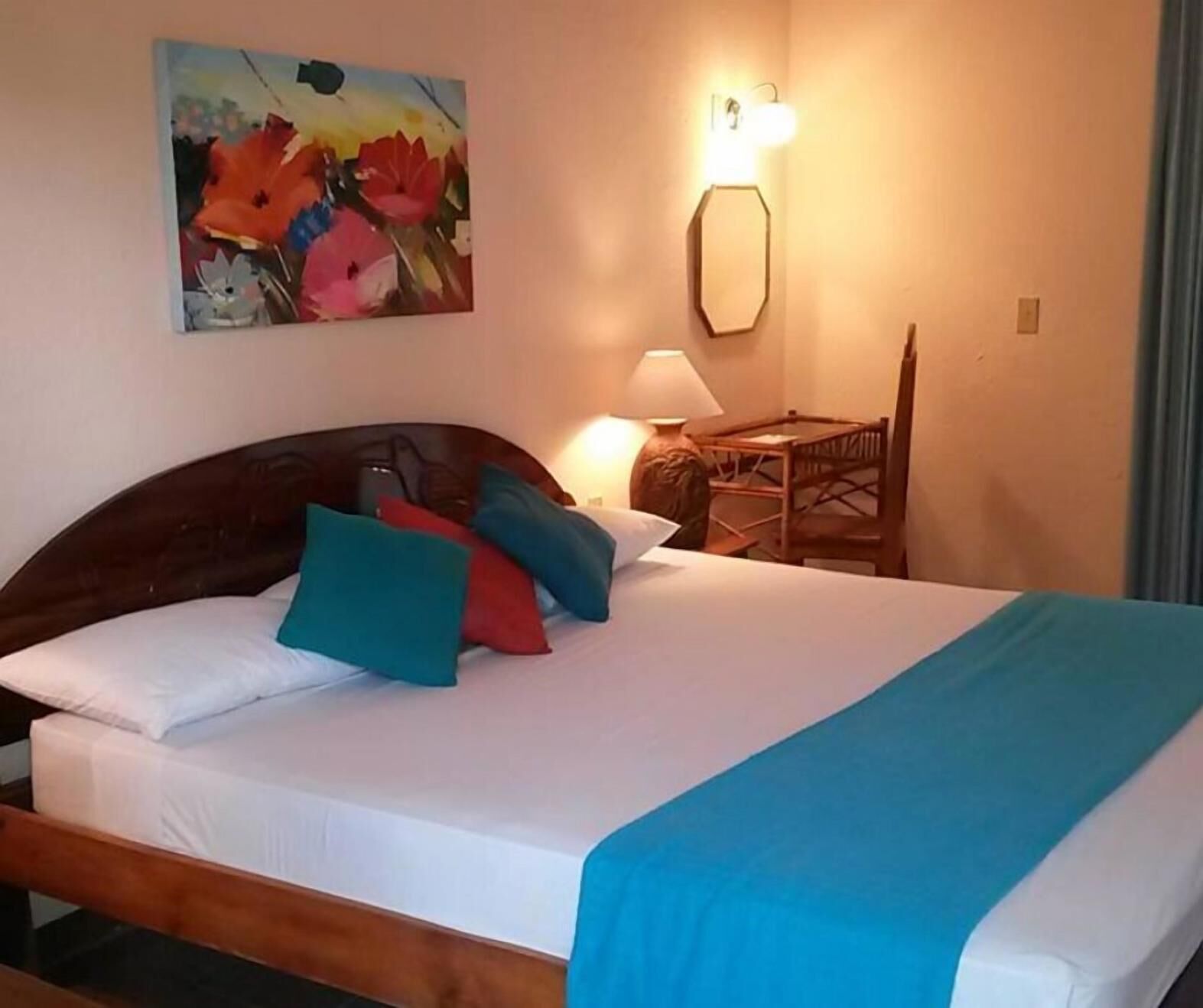 خزنة داخل الغرفة وستائر تعتيم وواي فاي مجانًا وملاءات أسرّة