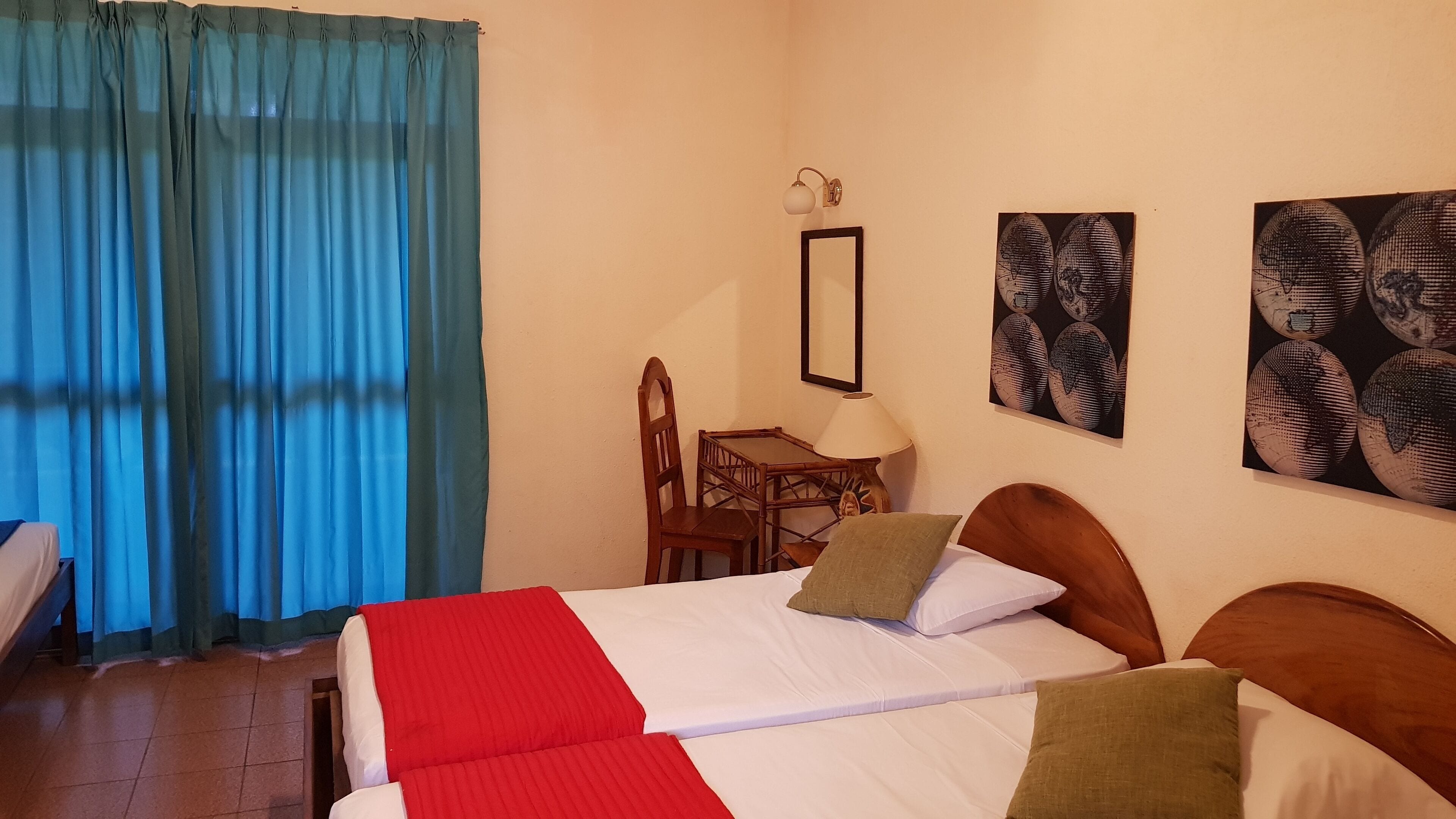 خزنة داخل الغرفة وستائر تعتيم وواي فاي مجانًا وملاءات أسرّة