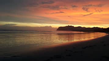 Playa en los alrededores y toallas de playa