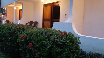 Habitación doble estándar, vista al jardín, planta baja | Caja de seguridad en la habitación, cortinas blackout y wifi gratis