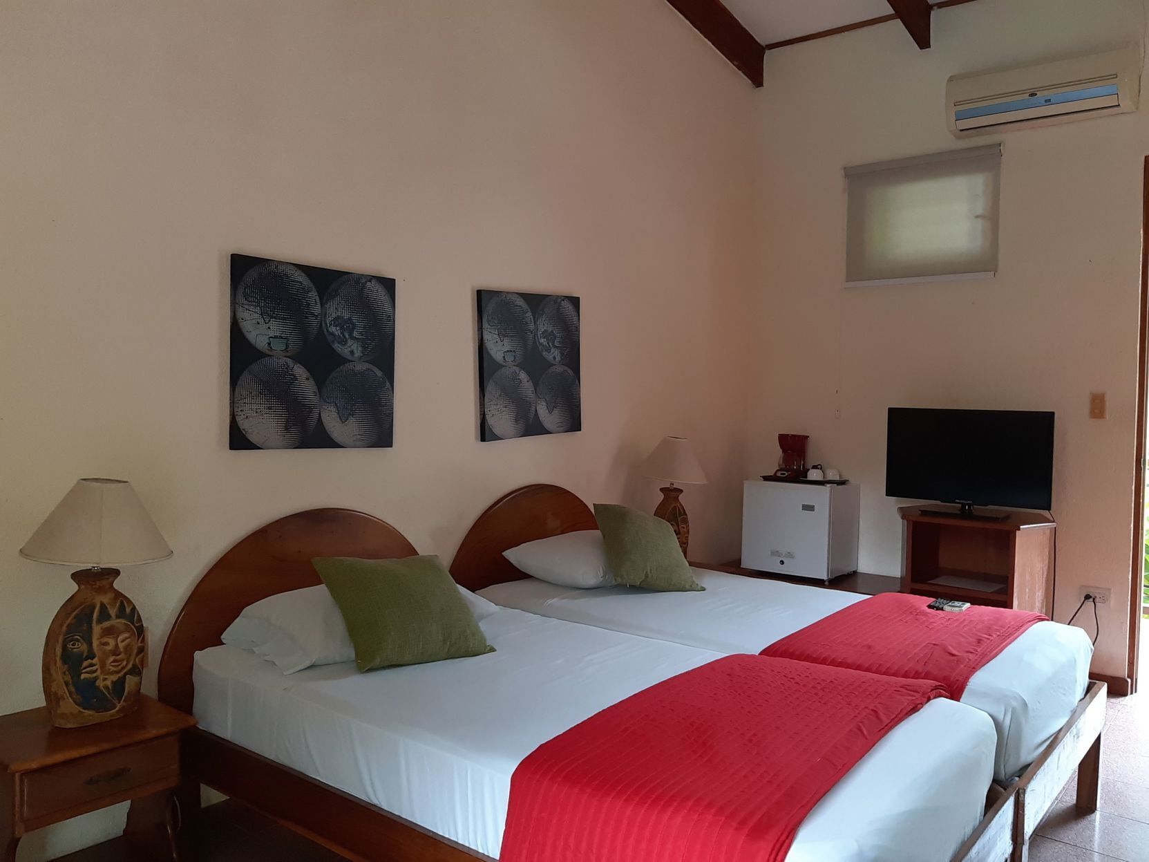 خزنة داخل الغرفة وستائر تعتيم وواي فاي مجانًا وملاءات أسرّة