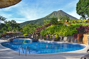 室內泳池、11 個室外泳池;泳池傘、躺椅