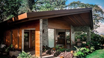 Deluxe-Zimmer | Zimmersafe, kostenloses WLAN, Bettwäsche