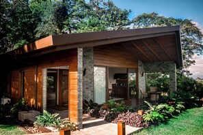 Chambre Deluxe | Coffre-fort, accès au Wi-Fi (inclus), literie fournie