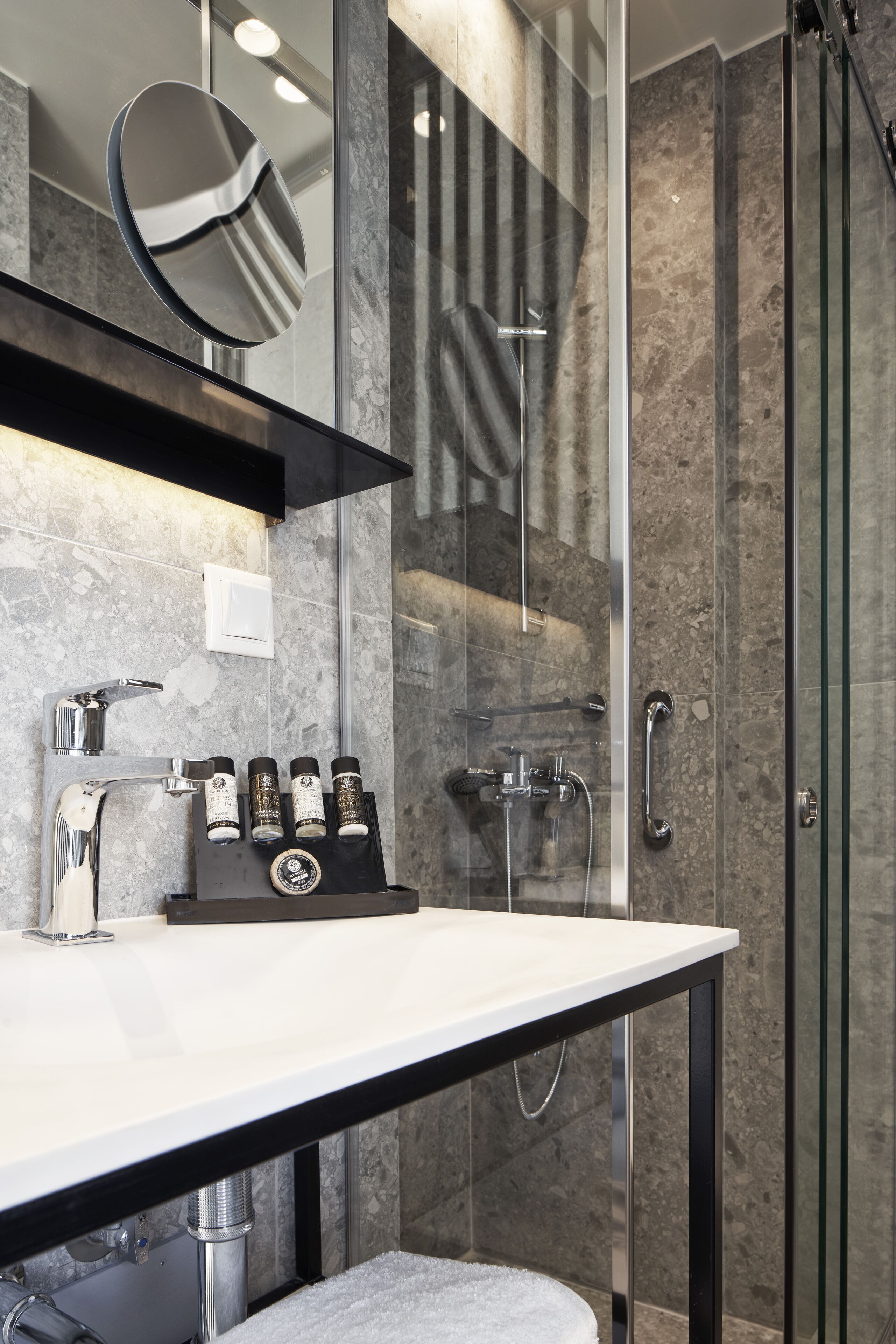 shower, hydromassage showerhead, free toiletries, hair dryer