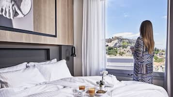 Habitación Deluxe, Terraza (Panoramic Acropolis & Lycabettus View) | Ropa de cama hipoalergénica y minibar