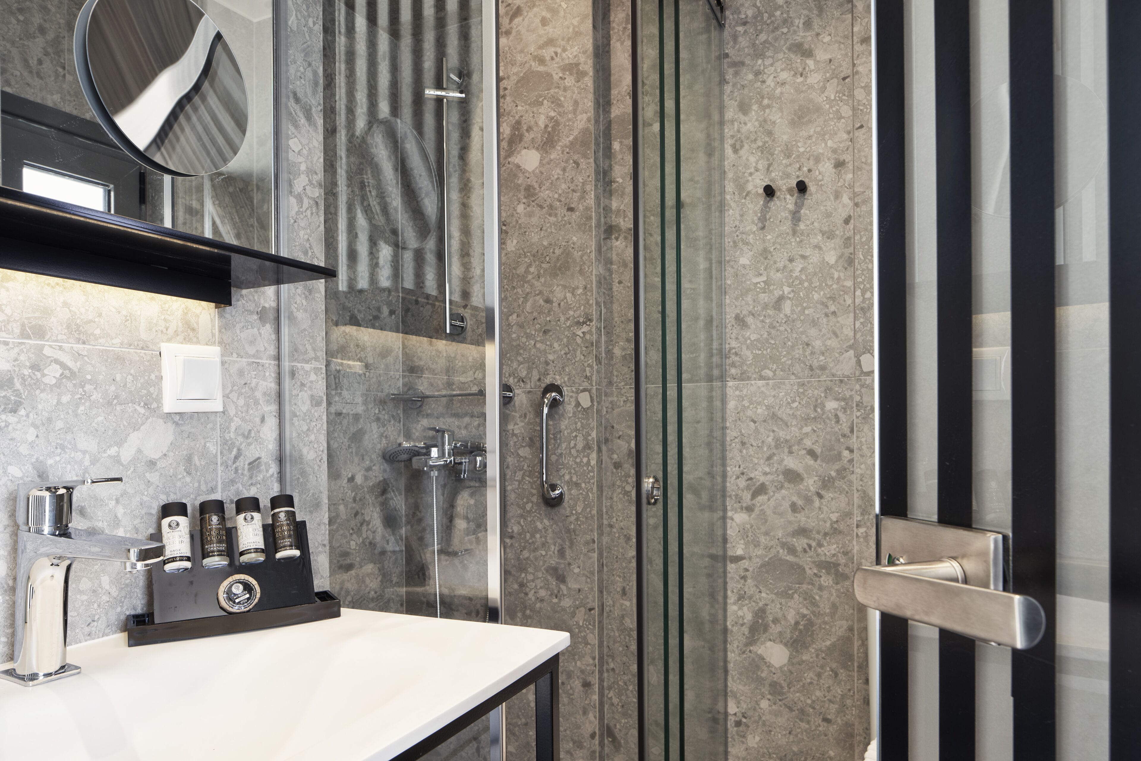 shower, hydromassage showerhead, free toiletries, hair dryer