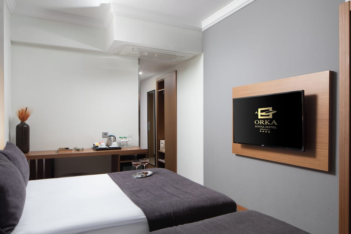 2 bedrooms, premium bedding, minibar, in-room safe