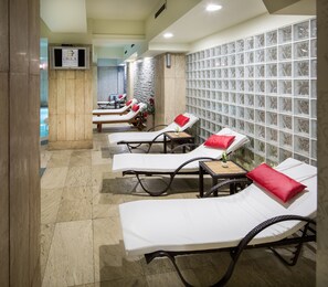 カップル用トリートメントルーム、トルコ風呂 / ハマム、ボディ トリートメント、ハイドロセラピー、アロマテラピー、ホットストーンマッサージ