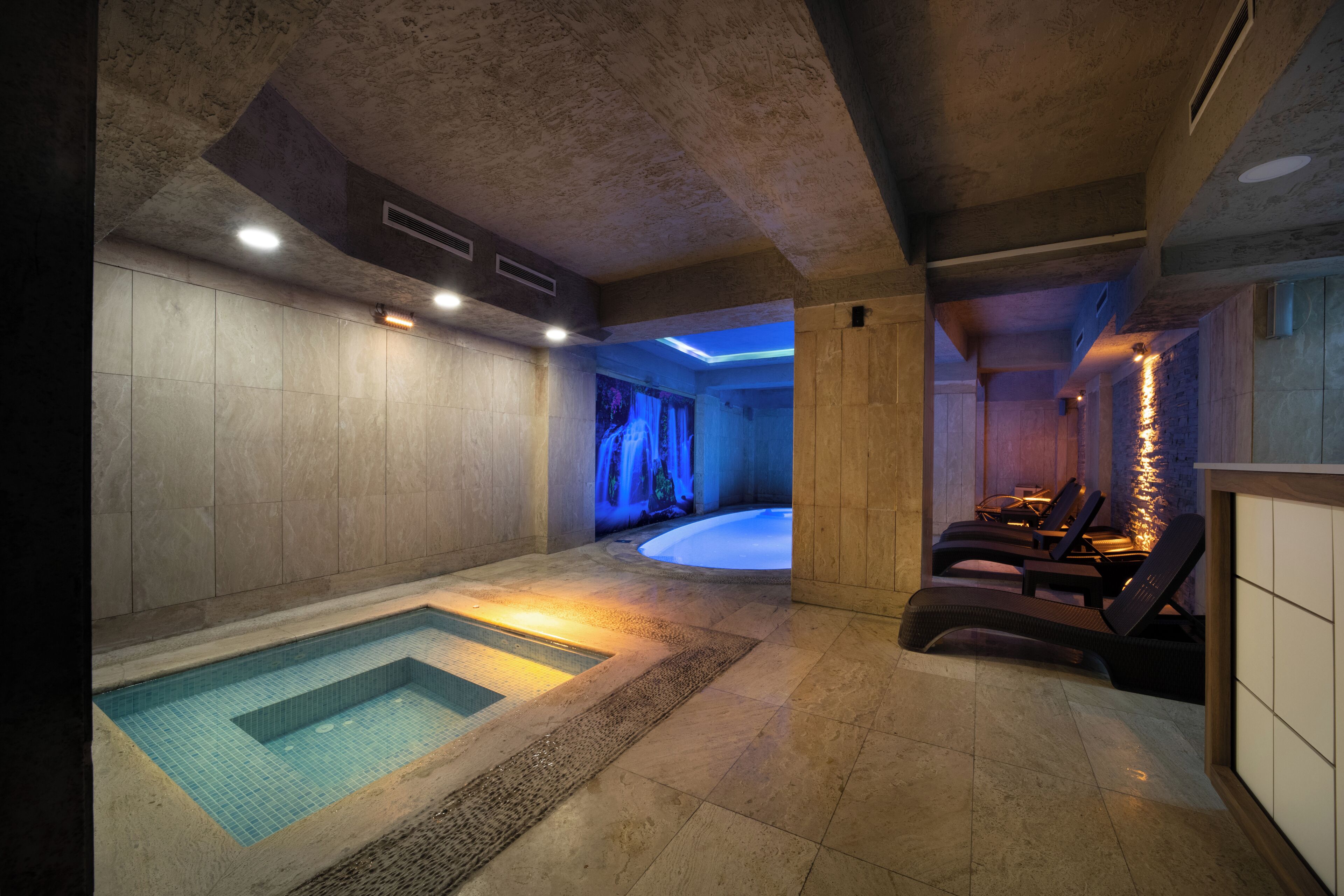 Piscina interna, piscina externa, espreguiçadeiras