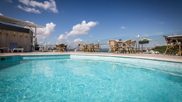 Innenpool, Außenpool, geöffnet von 10:30 Uhr bis 18:00 Uhr, Liegestühle