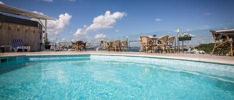 Piscine couverte, piscine extérieure, chaises longues