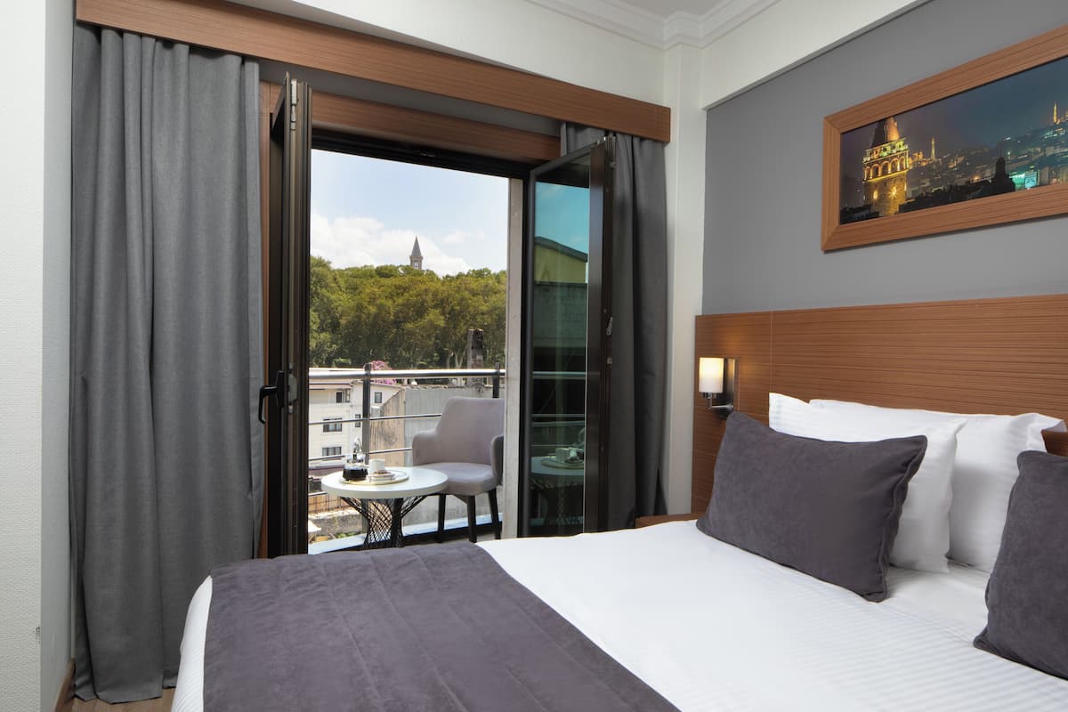 2 bedrooms, premium bedding, minibar, in-room safe