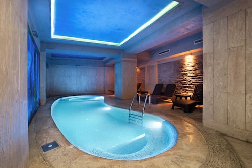 Piscina coperta, piscina all'aperto, lettini