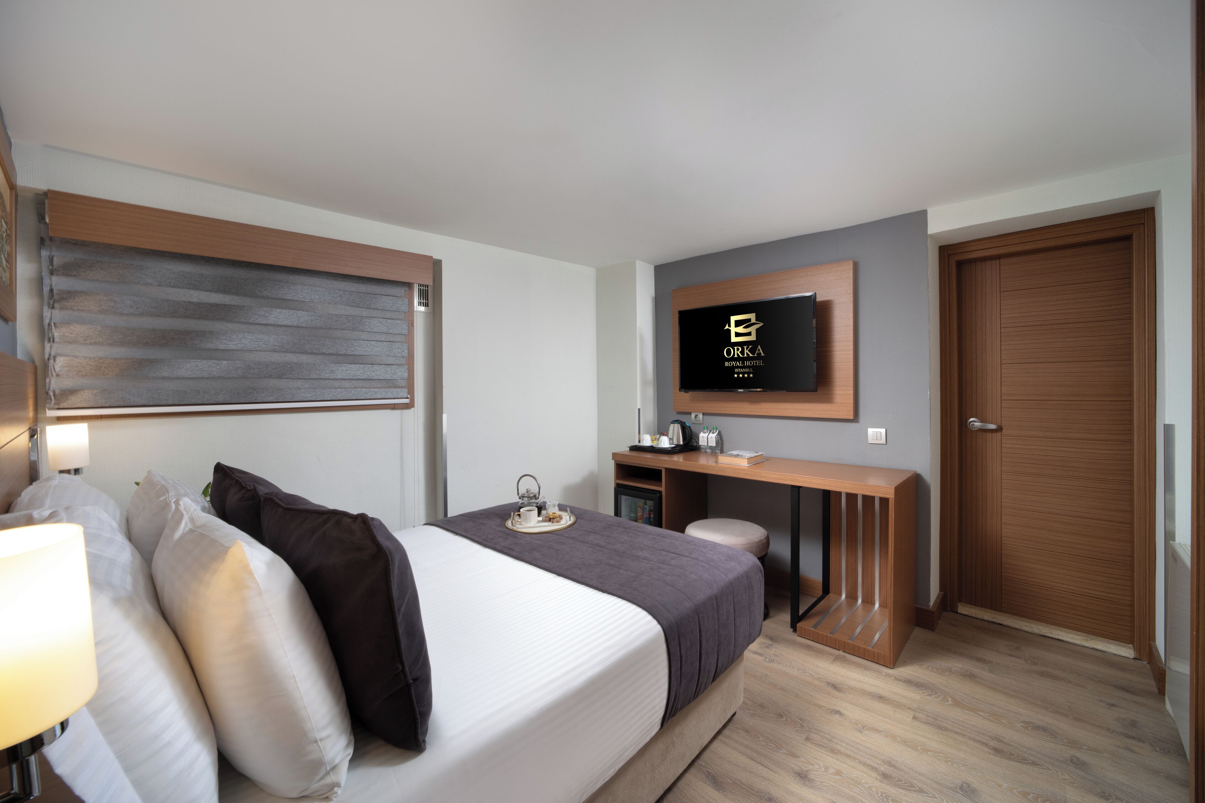 Bộ đồ giường cao cấp, minibar, két bảo mật tại phòng, bàn 