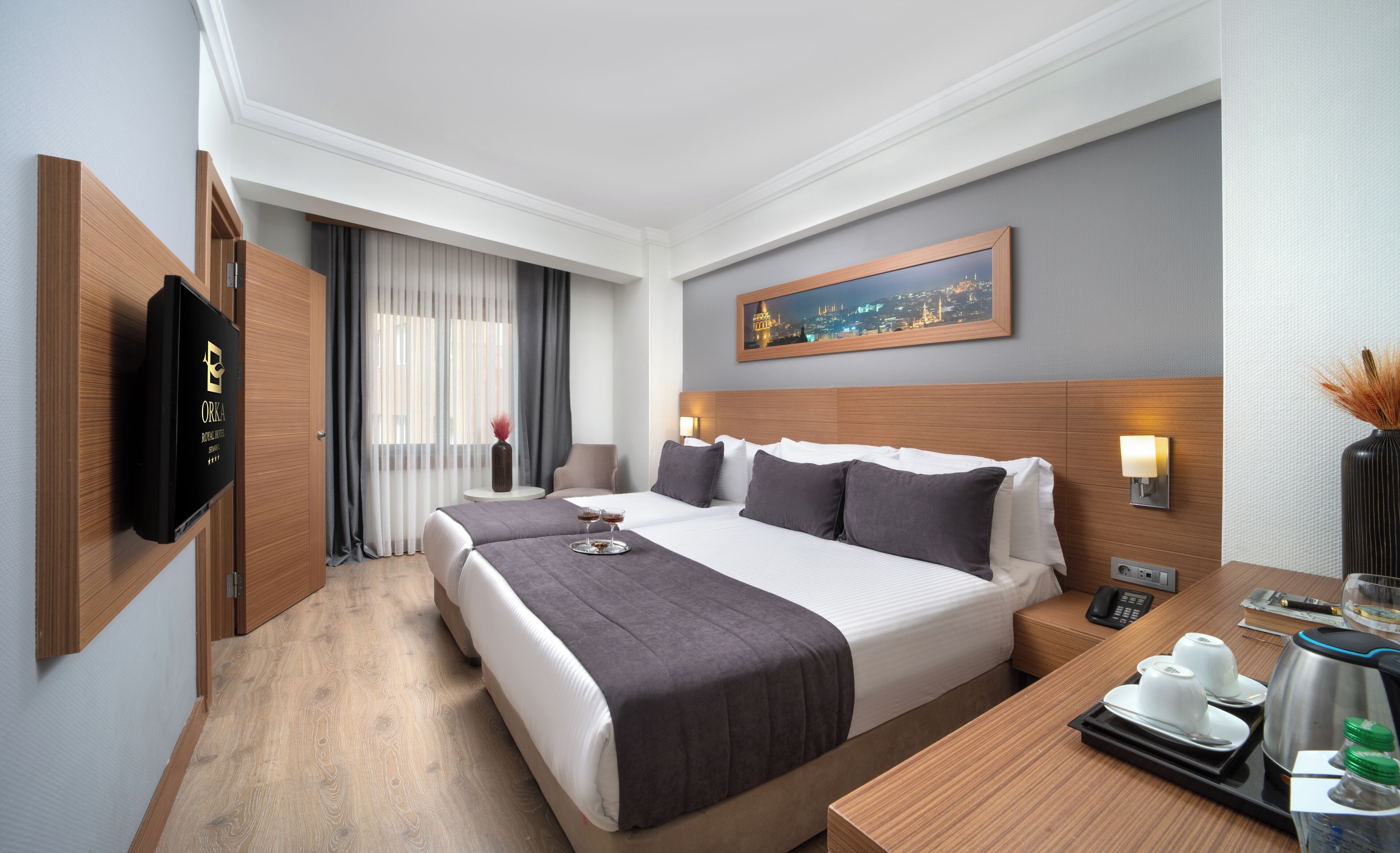 Bộ đồ giường cao cấp, minibar, két bảo mật tại phòng, bàn 