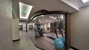A modern gym with exercise equipment, a treadmill, and exercise balls. - Orka Royal Hotel & Spa (Istanbul)