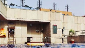 حمّام سباحة خارجي، مفتوح من 7:00 صباحًا إلى 7 مساءً، مقاعد للتشمس