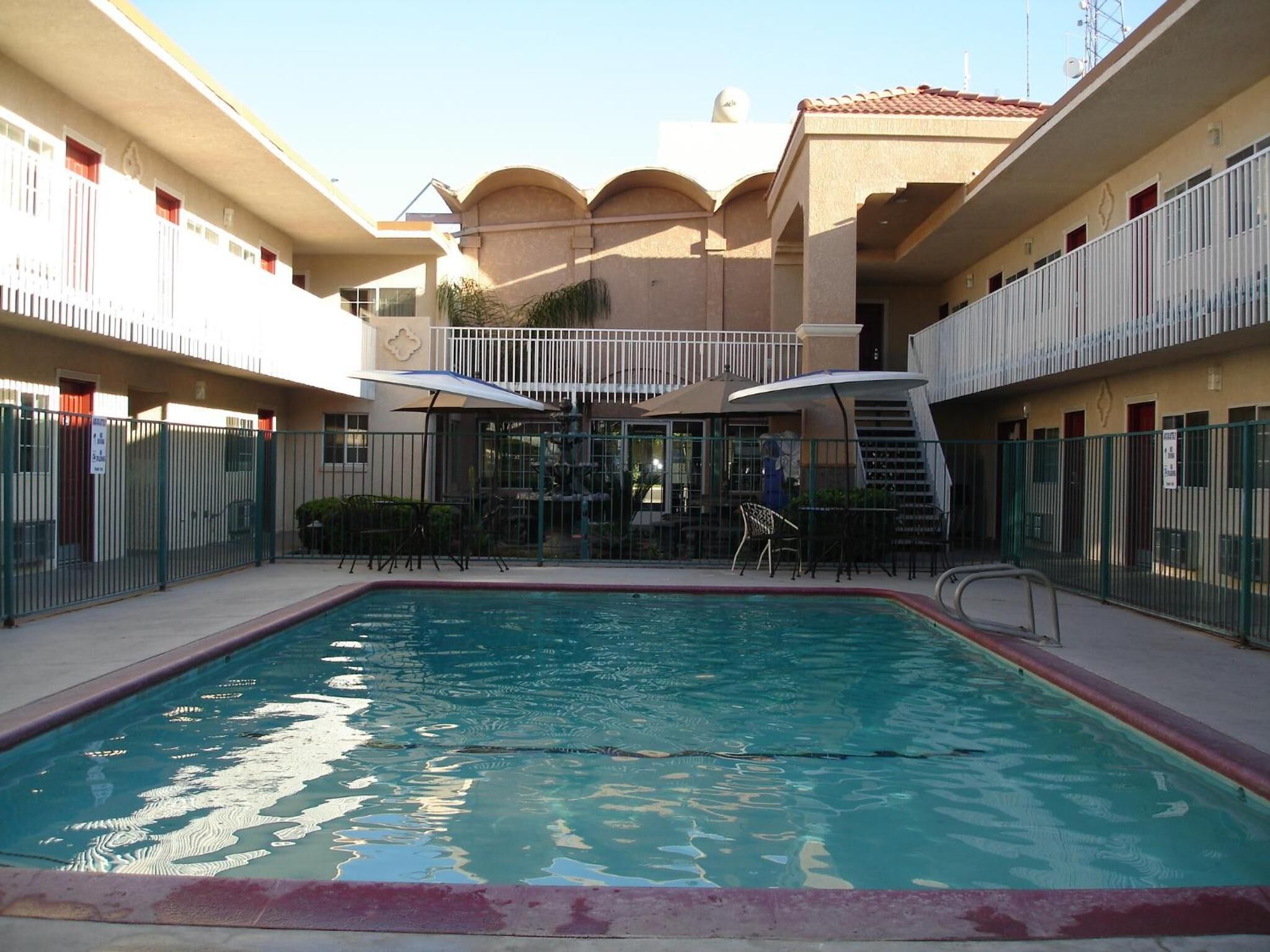 Alberca al aire libre, sombrillas en la alberca y camastros 