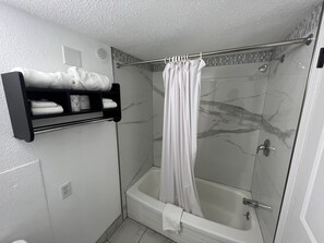 Shower, free toiletries, hair dryer, towels - Dream Inn (Fresno)