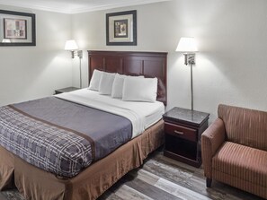 Room, 1 King Bed, Non Smoking | Desk, laptop workspace, iron/ironing board, free WiFi - Dream Inn (Fresno)