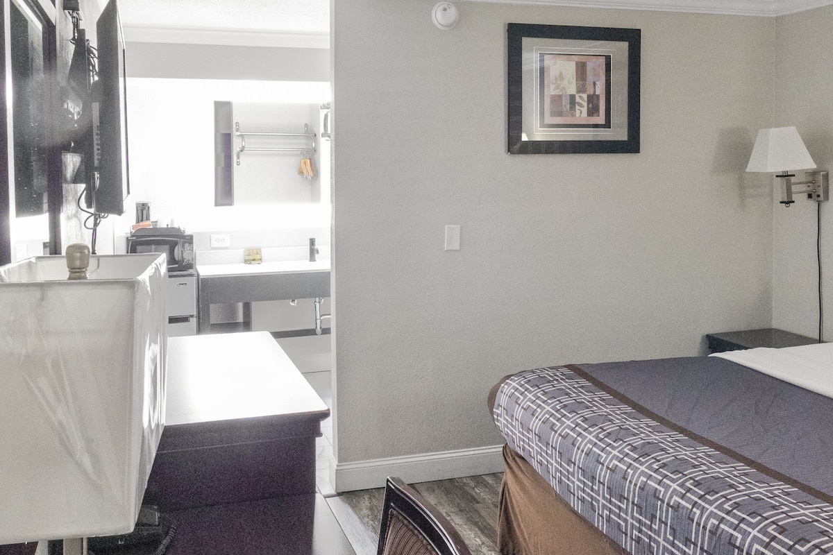 Desk, laptop workspace, iron/ironing board, free WiFi