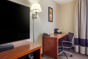 Quarto standard, 2 camas Queen, para não fumantes | Individualmente mobiliados, escrivaninha