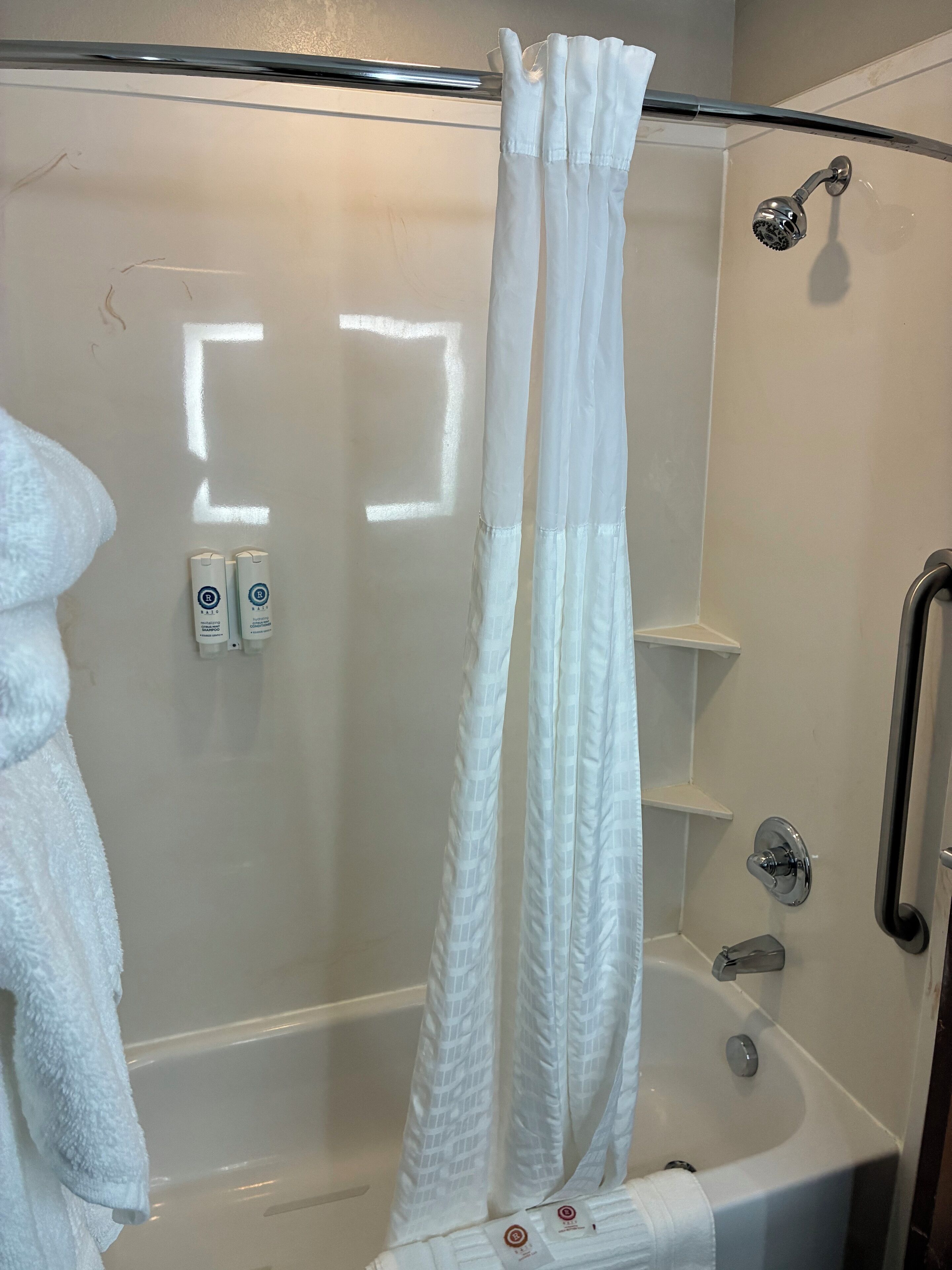 Rom – standard, 1 kingsize-seng, ikke-røyk | Bad | Kombinert dusj/badekar, hårføner og håndklær