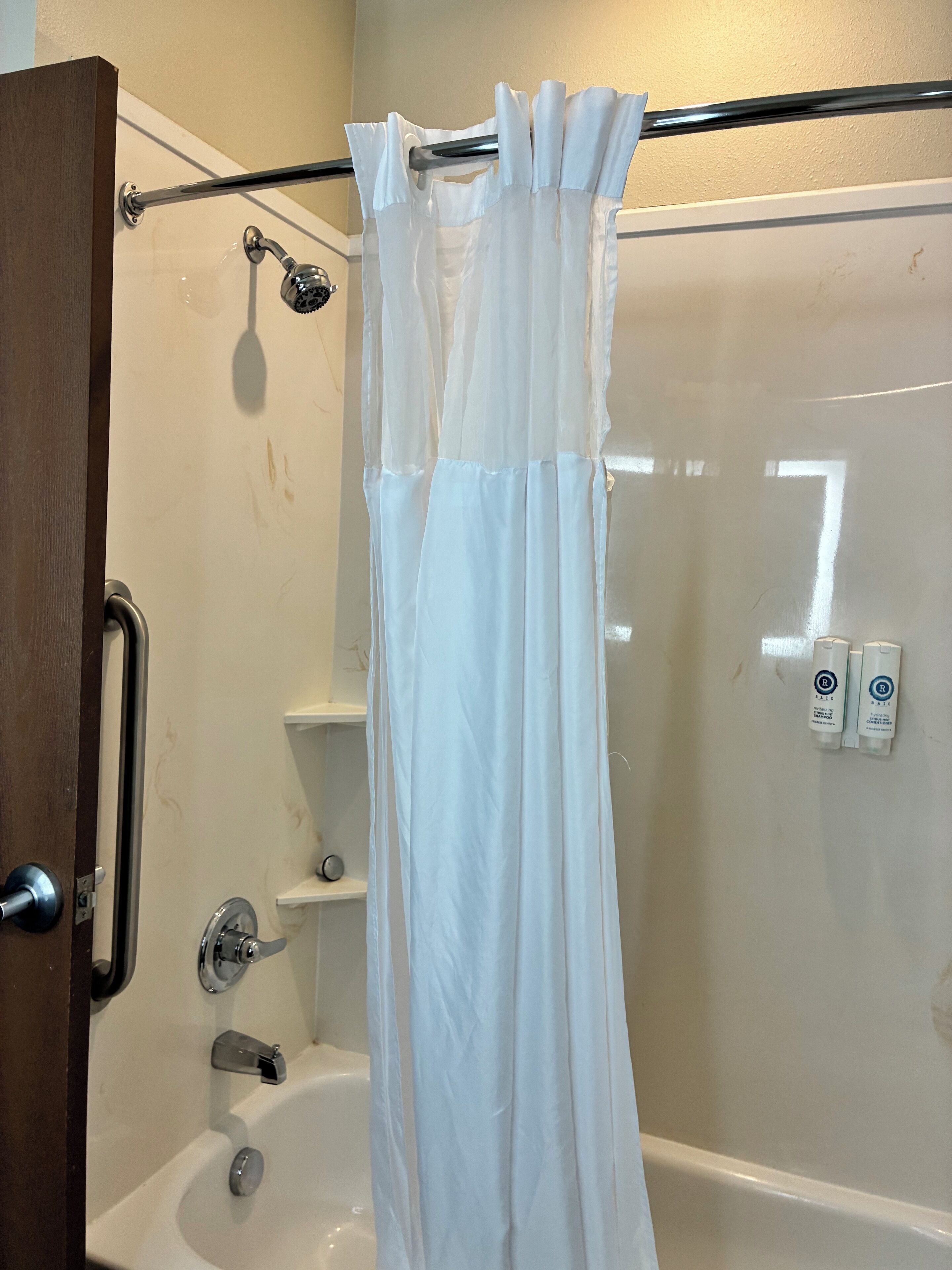 Suite, 1 kingsize-seng med sovesofa, ikke-røyk | Bad | Kombinert dusj/badekar, hårføner og håndklær