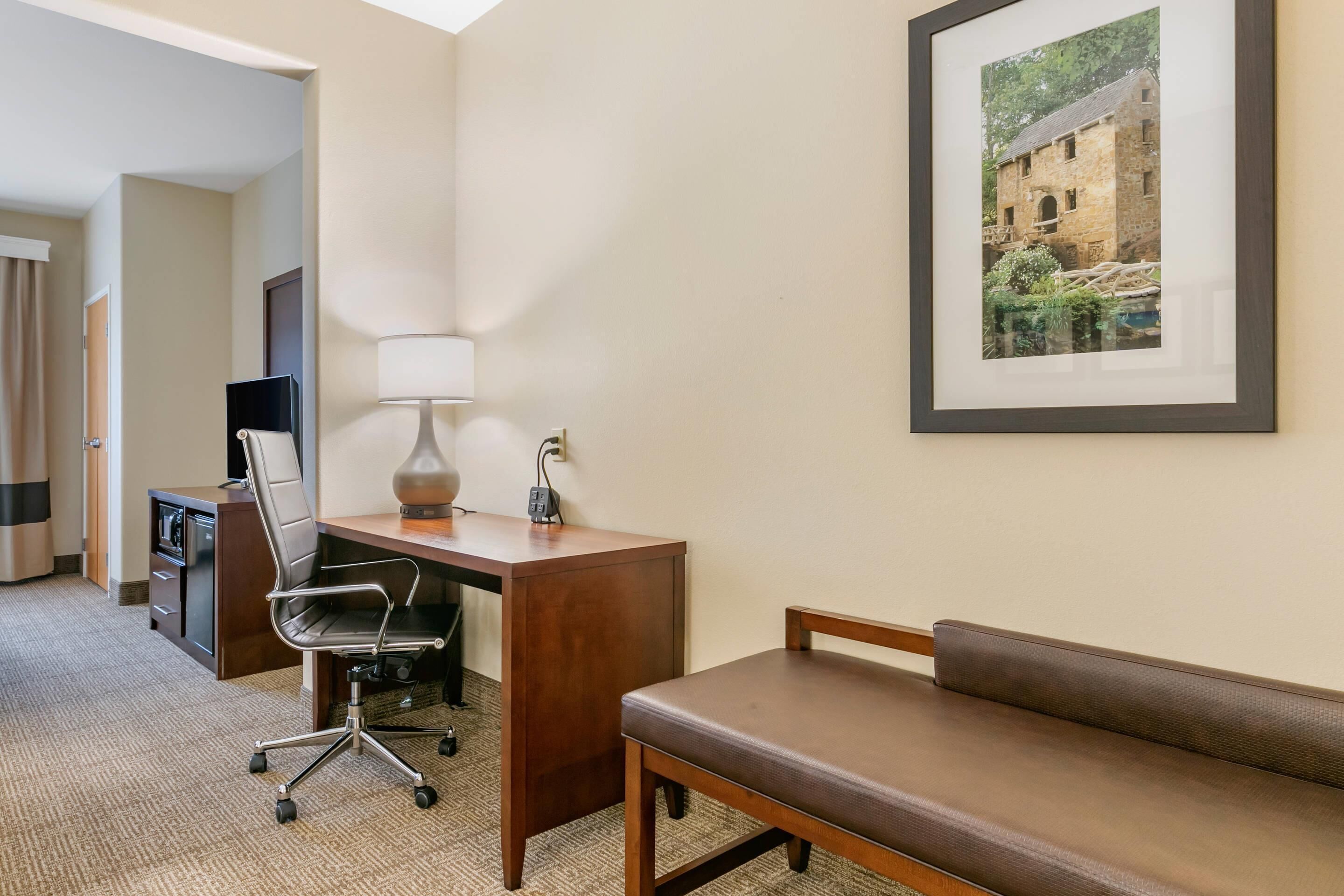 Room, 1 King Bed, Accessible, Non Smoking (Roll-In Shower) | Free WiFi, bed sheets, alarm clocks