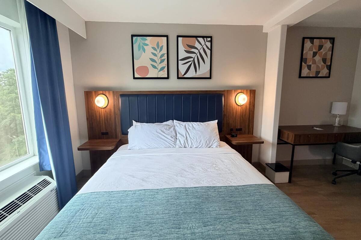 Room, 1 King Bed, Accessible, Non Smoking (Mobility, Tub w/ Grab Bars) | In-room safe, desk, iron/ironing board, WiFi