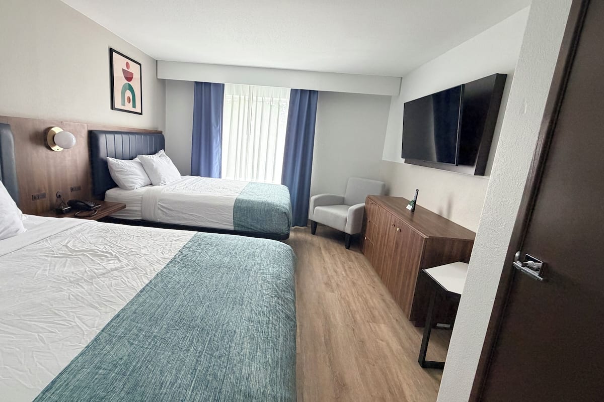 套房, 1 间卧室, 无烟房 (2 Queen Beds) | 客房内保险箱、办公桌、熨斗/熨衣板、免费 WiFi