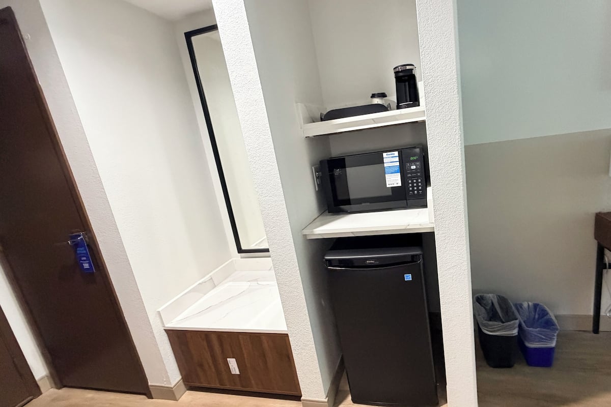 Caja de seguridad en la habitación y escritorio