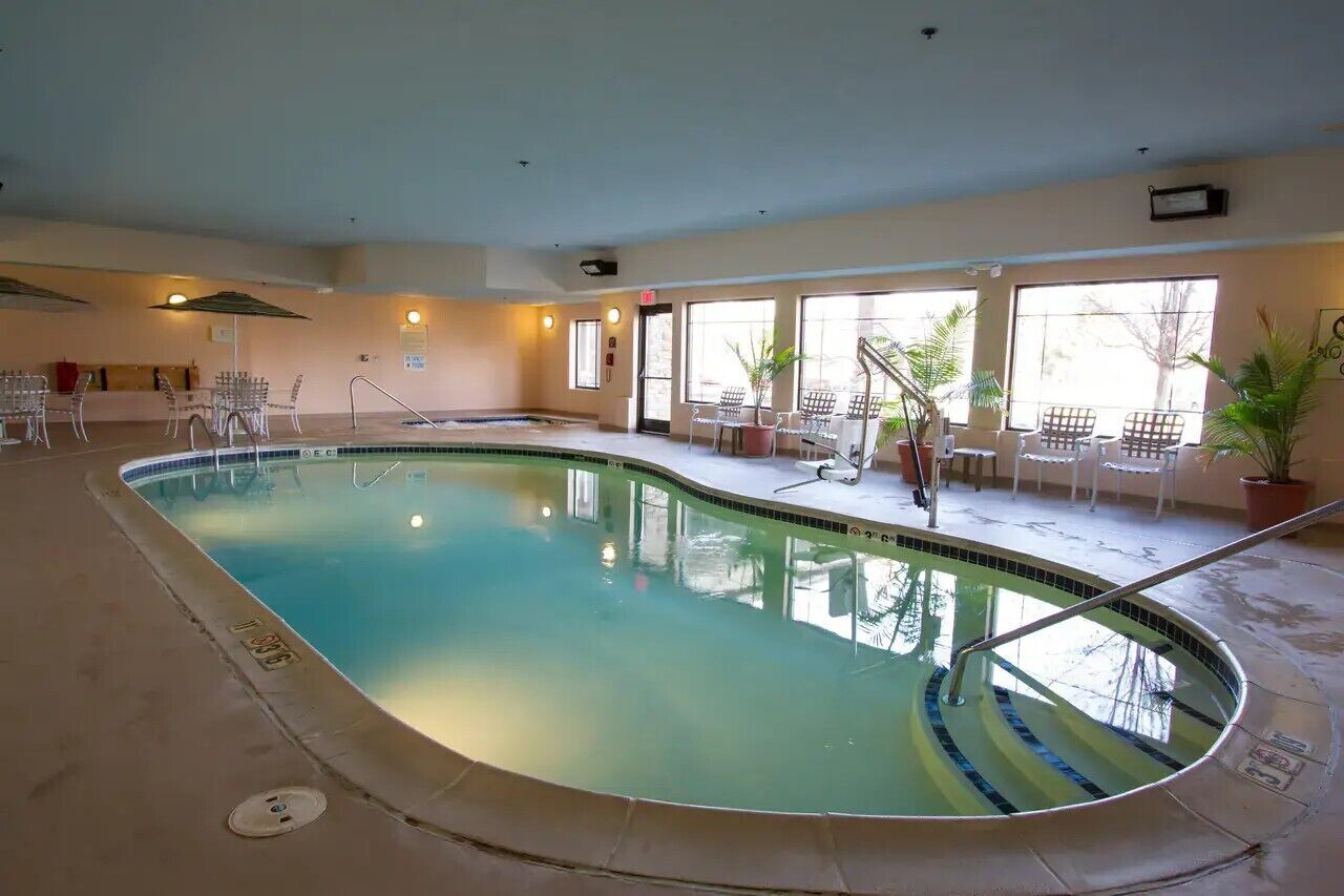 Una piscina cubierta, tumbonas