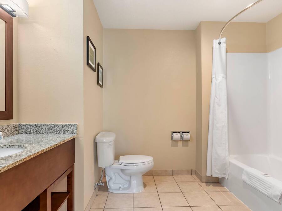 Un baño con inodoro, lavamanos y bañera.