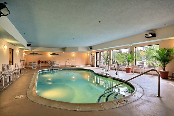 Indoor pool, pool loungers