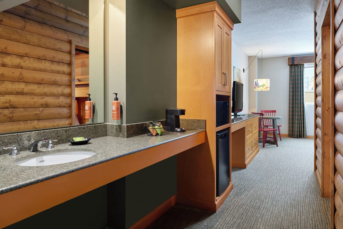 Suite (Queen Cabin Suite (Water Park Incl)) | Iron/ironing board, free Internet, bed sheets