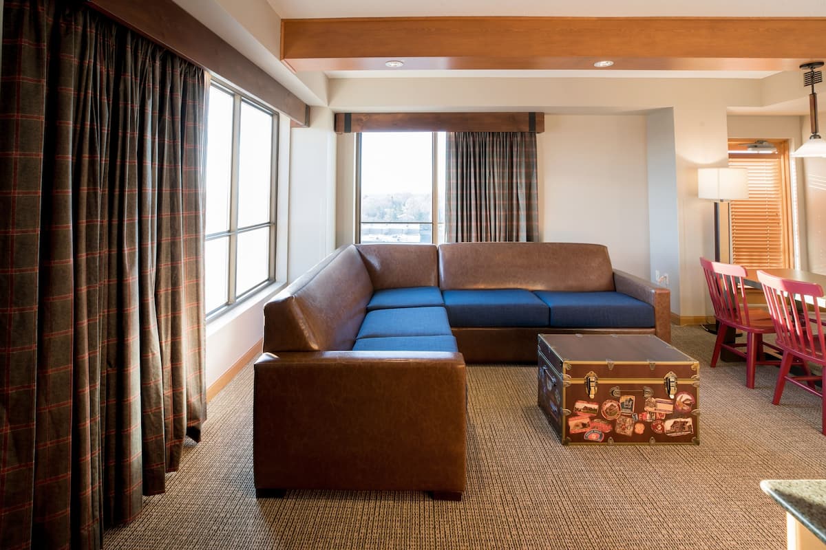 Deluxe Majestic Bunk Bed Suite Balcony - Water Park Included | 1 bedroom, iron/ironing board, free Internet, bed sheets