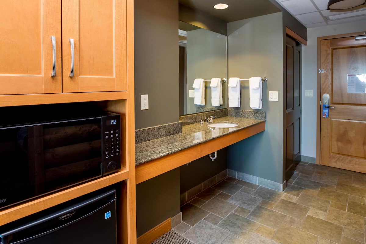 1 bedroom, iron/ironing board, free internet, bed sheets