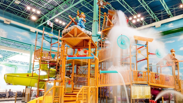 Un parc aquatique doté de diverses structures de jeux et de toboggans.