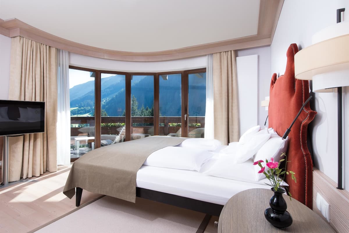 suite, balcony, mountain view | 1 bedroom, hypo-allergenic bedding, down duvets, free minibar