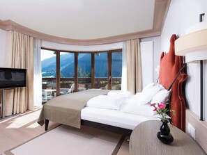 Suite, Balcony, Mountain View