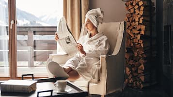 Suite, balkong, fjellutsikt | Oppholdsområde | En 32-tommers Flatskjerm-TV med kabel-kanaler samt TV og fotballspill