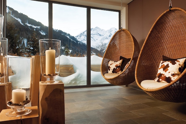 Couples treatment room(s), sauna, hot tub, steam room, body treatments