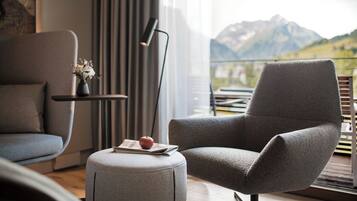 Superior-Doppelzimmer, Balkon, Bergblick | Wohnbereich | 32-Zoll-Flachbildfernseher mit Kabelempfang, Fernseher, TischfuĂball