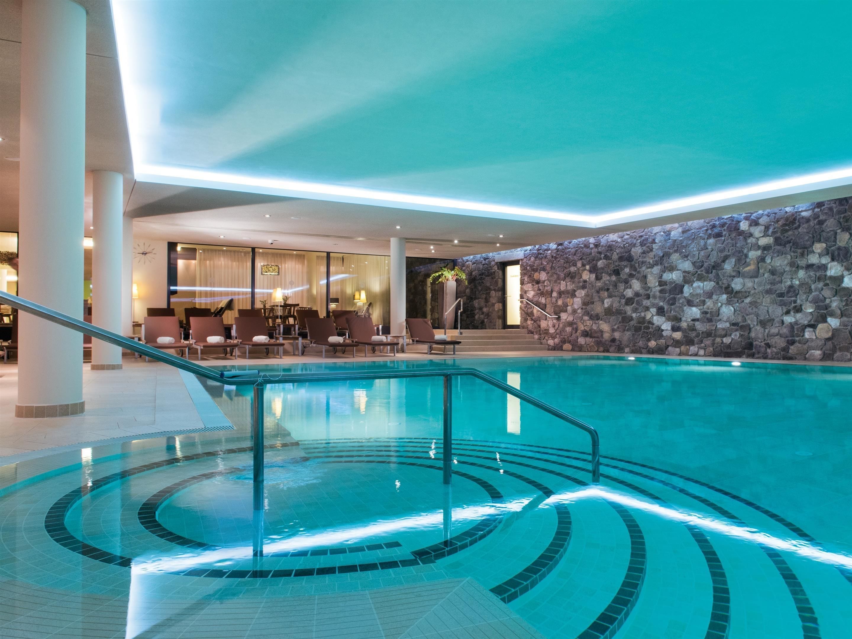 Piscina interna, piscina externa, funciona das 7h às 22h, guarda-sóis
