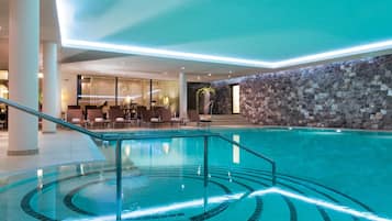 Piscina interna, piscina externa, funciona das 7h às 22h, guarda-sóis