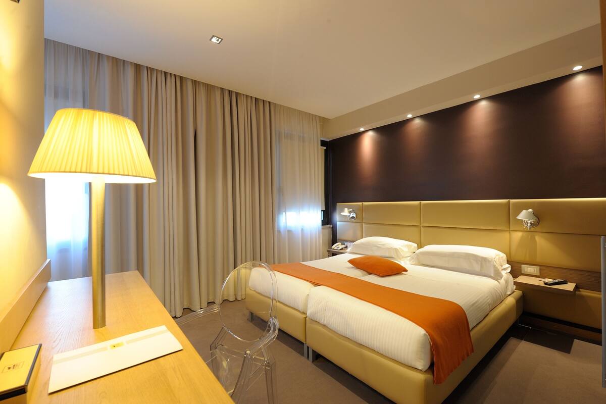 standard double or twin room | minibar, in-room safe, desk, blackout curtains