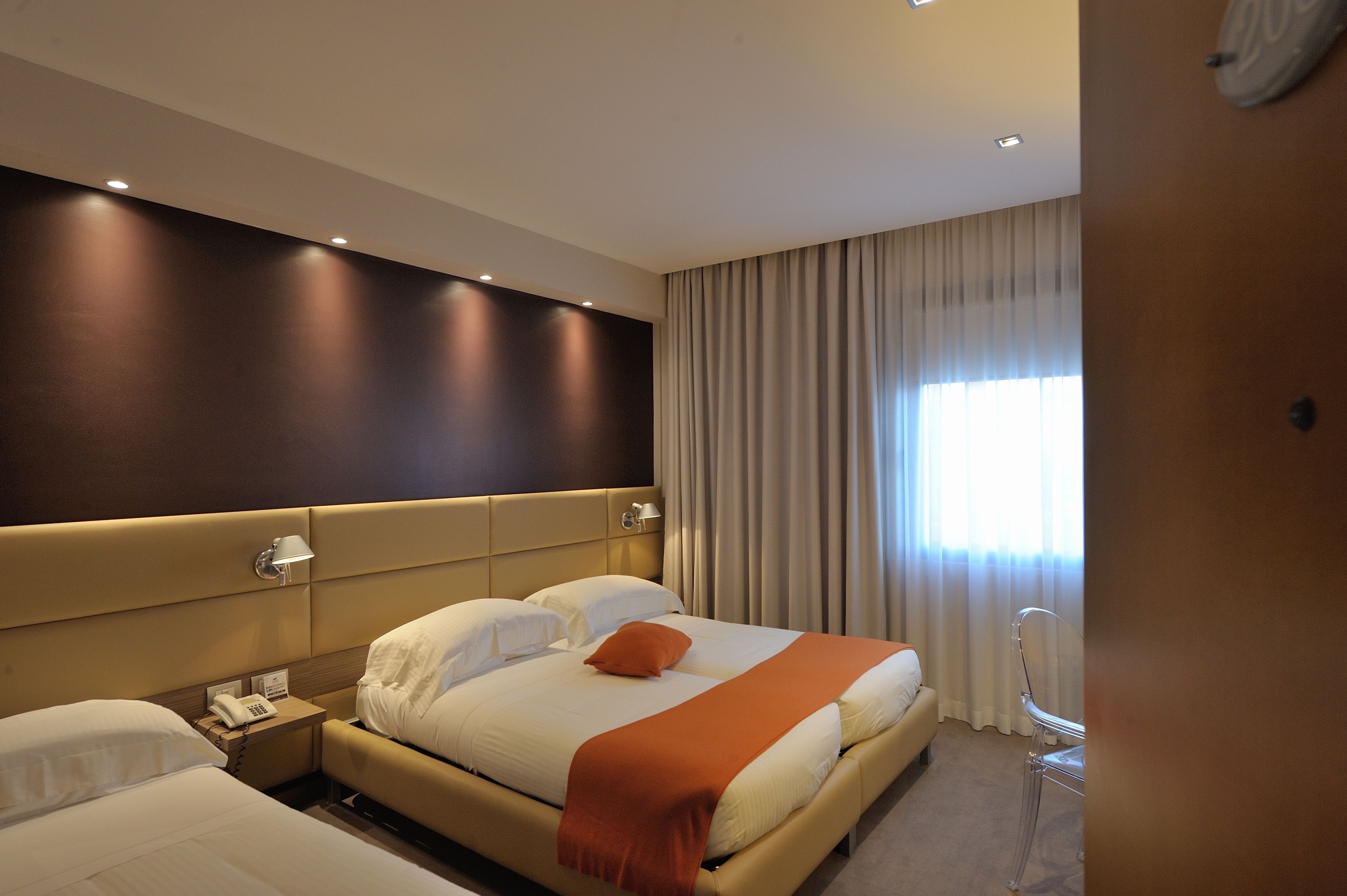 standard double or twin room | minibar, in-room safe, desk, blackout curtains