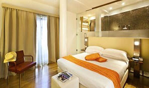 Quarto casal ou duplo design | Edredons de pluma, frigobar, cofres nos quartos, escrivaninha